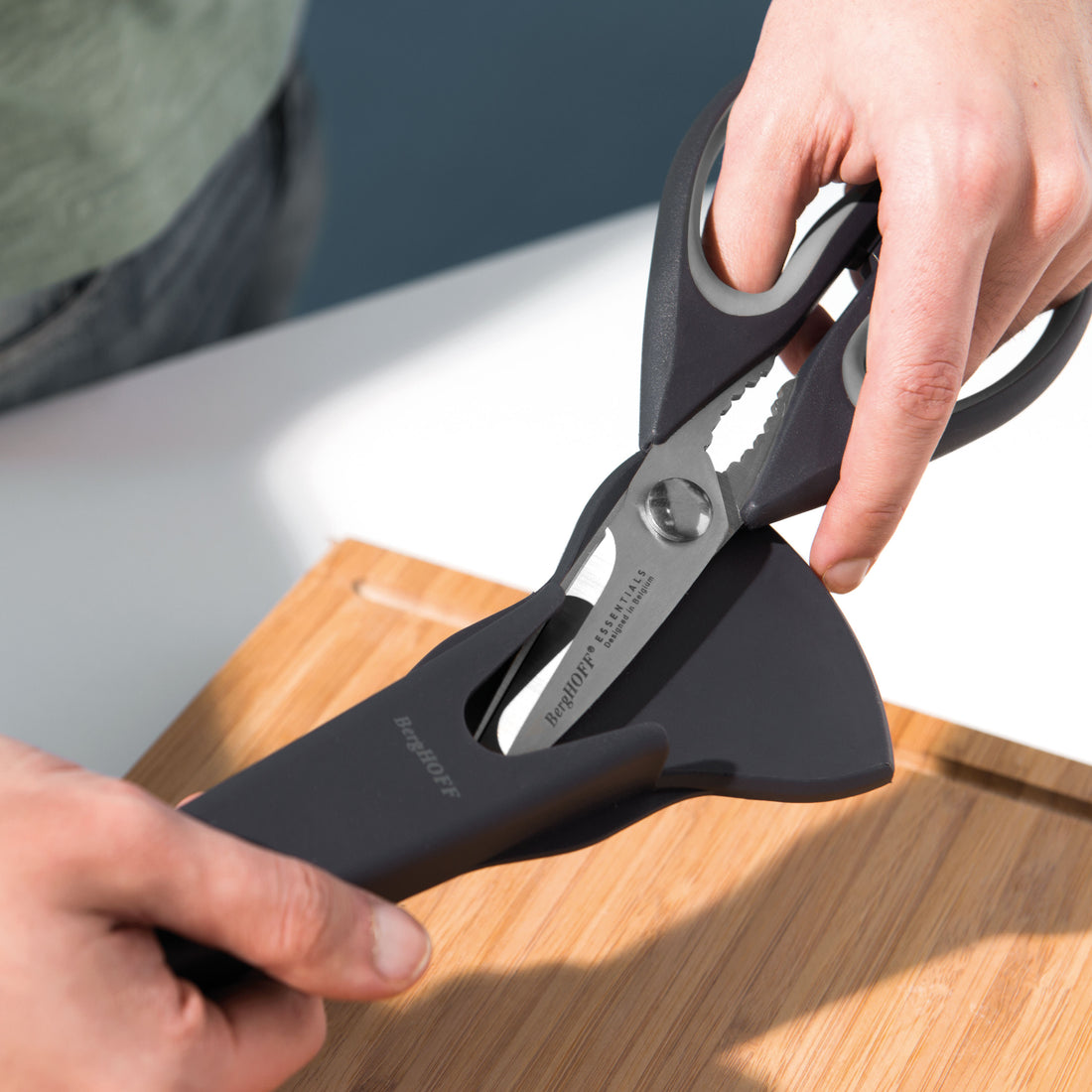 BergHOFF 2-Piece Scissors Set
– Stainless Steel with Magnetic Sheath for Safe &amp; Easy Storage